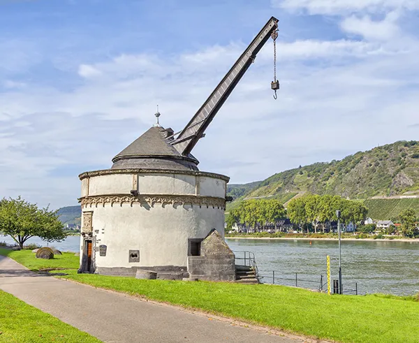 Alter Hafenkran am Rheinufer in Andernach mit externem Link.