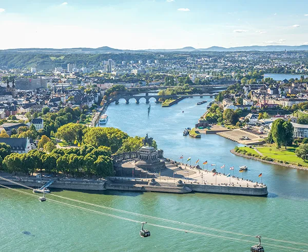 Luftaufnahme vom Deutschen Eck in Koblenz mit den Flussläufen von Rhein und Mosel und externem Link.