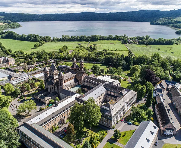 Luftaufnahme von Kloster Maria Laach und Laacher See mit externem Link.