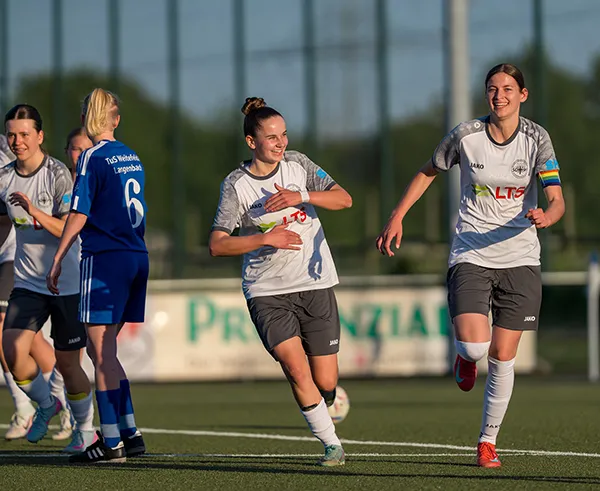 Laufende Fußballspielerinnen des SG 99 Andernach mit externem Link zur Vereinsseite.