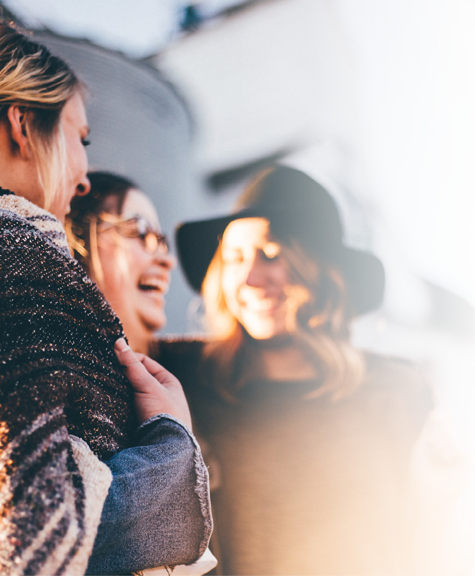 Drei Frauen reden und lachen miteinander: LTS unterstützt das Erreichen persönlicher Ziele.