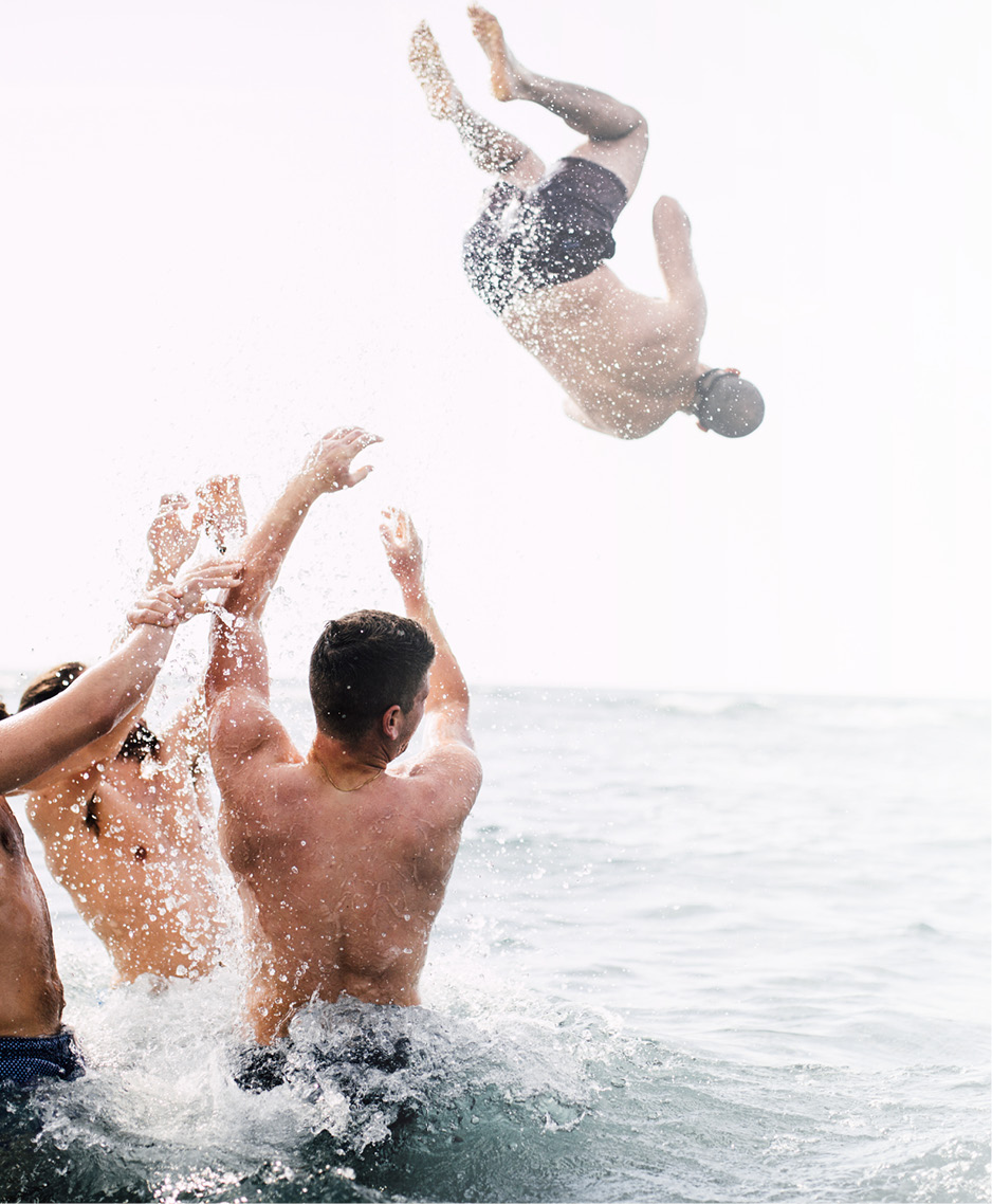 Drei Männer stehen hüfttief im Meer werfen einen vierten Mann ins Wasser: Dein Weg. Deine Zukunft. Dein LTS. Karriere bei LTS Lohmann Therapie-Systeme.