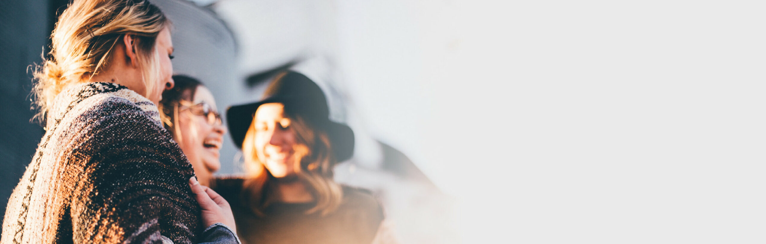 Drei Frauen reden und lachen miteinander: LTS unterstützt das Erreichen persönlicher Ziele.